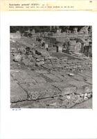 Glanum - Sanctuaire primitif (XXXV) - (pl. 3) - Partie inférieure ; mur sud-d, face sud, et rampe moderne au sud du mur