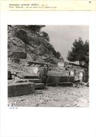Glanum - Sanctuaire primitif (XXXV) - (pl. 3) - Partie inférieure ; vue des pièces d et c, depuis la voie