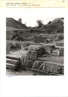 Glanum - Sanctuaire primitif (XXXV) - (pl. 3) - Partie inférieure ; vue des pièces d et c, depuis la voie